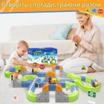 Мати та дитина разом грають з магнітним конструктором-потягом на килимі