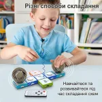 Дитина збирає різні варіанти схем електронної конструкції радіоприймача, вивчаючи принципи роботи радіозв'язку та механізмів
