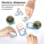 Процес з'єднання модулів збірної конструкції вручну, що демонструє простоту налаштування функцій радіоприймача без потреби у програмуванні
