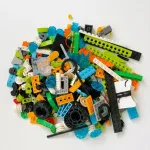 Різнопланові елементи та механізми базового набору WeDo 2.0 для технічної творчості