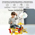Дитина збирає електричну іграшку з конструктора для розвитку логічного мислення