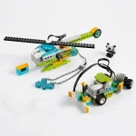 Зібрані моделі вертольота та вантажівки з компонентів WeDo 2.0 Education