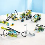 Різноманітні зібрані моделі техніки та роботів із набору WeDo 2.0 Education