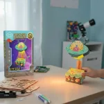 Готовий нічник НЛО поруч із коробкою набору та дерев'яними заготовками в інтер'єрі дитячої кімнати