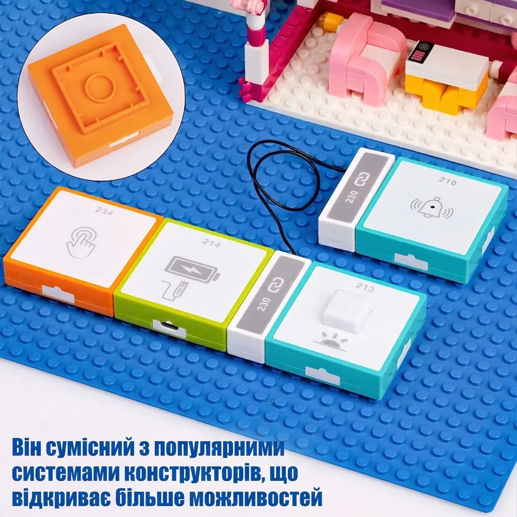 Електронні блоки, встановлені на синю пластину класичного конструктора, що демонструє їхню повну сумісність із популярними ігровими системами