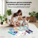 Мати та двоє дітей разом збирають електронні схеми та вивчають навчальні картки, що сприяє батьківсько-дитячій взаємодії