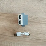 Bluetooth хаб для WeDo 2.0 з двома портами підключення та USB-кабелем, вигляд з боку роз'ємів