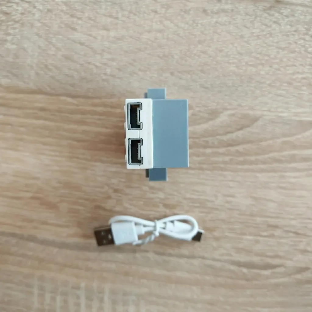 Bluetooth хаб для WeDo 2.0 з двома портами підключення та USB-кабелем, вигляд з боку роз'ємів