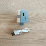 Вигляд збоку на Bluetooth хаб WeDo 2.0, що демонструє роз'єм USB Type-C для зарядки вбудованого акумулятора