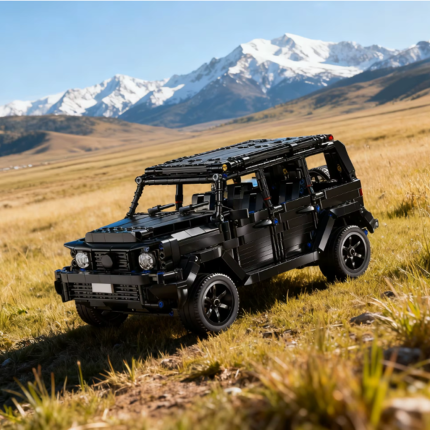 Конструктор позашляховик Mercedes-Benz G-Class чорний на фоні гір деталізована модель для бездоріжжя