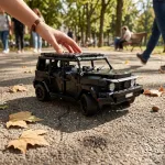 Великий чорний конструктор Mercedes-Benz G-Class на прогулянці в парку реалістична модель позашляховика