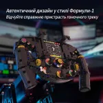 Конструктор ігрової станції у вигляді керма з автентичним дизайном у стилі Формули-1 на тлі екранів гоночного треку