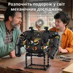 Батько та син разом збирають конструктор ігрової станції у вигляді рульового колеса, захоплюючий процес вивчення механіки та STEM-моделювання