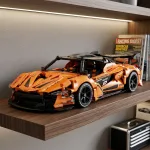 Колекційна модель McLaren P1 GTR Orange як елемент декору на полиці в інтер'єрі