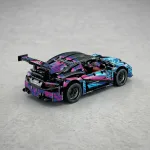 Задня частина конструктора спорткара Porsche 911 GT3 RS з великим антикрилом та спортивним дифузором