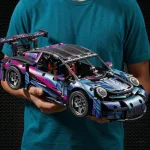 Велика модель конструктора Porsche 911 GT3 RS у руках масштаб 1:12 довжина 38 см