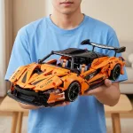 Реальний розмір зібраної моделі конструктора McLaren P1 GTR Orange у руках людини
