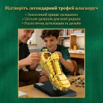 Процес спільного складання конструктора золота бутса батьком та сином захопливе дозвілля для всієї родини