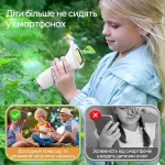 Дівчинка досліджує рослини на вулиці за допомогою дитячого цифрового мікроскопа, порівняння користі вивчення природи та шкоди від залежності від смартфонів для очей