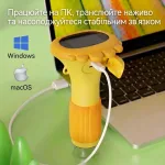 Дитячий цифровий мікроскоп підключений через USB-кабель до ноутбука, демонстрація сумісності пристрою з операційними системами Windows та macOS для трансляції наживо