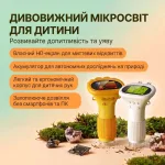Дві моделі дитячого цифрового мікроскопа жовтого та білого кольору на фоні моху й каменів, перелік переваг пристрою українською мовою для розвитку допитливості дитини