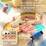 Демонстрація роботи бездротових сенсорних браслетів для рожевого трека та імітація бігу з рухом рук і ніг фігурок із текстом "Активний рух без дротів"