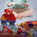Дитина сидить із відкритою інструкцією поряд зі зібраною машиною з прозорих деталей магнітного конструктора та іконками переваг українською мовою