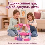 Діти разом граються зі зібраним багаторівневим магнітним треком з потягом на килимі в кімнаті