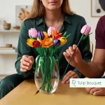 Інтер'єрний конструктор Букет тюльпанів у скляній вазі на столі в руках пари як подарунок та елемент декору