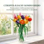 Зібраний букет тюльпанів із пластикового конструктора у скляній вазі на підвіконні біля вікна