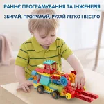 Дитина грається зібраною моделлю навантажувача з програмованого STEAM-конструктора 50-в-1 з мотором