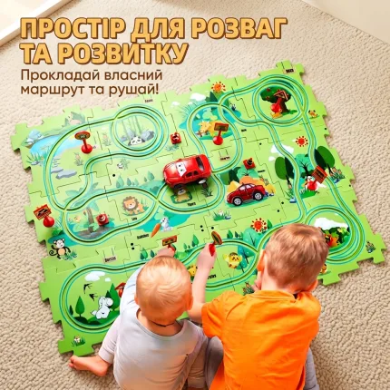 Діти граються розвиваючим інтерактивним трек-пазлом Лісопарк з авто, складаючи маршрут на килимі