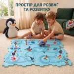 Діти граються розвиваючим трек-пазлом Океан із гідроциклом та дорожніми знаками на килимі у дитячій кімнаті